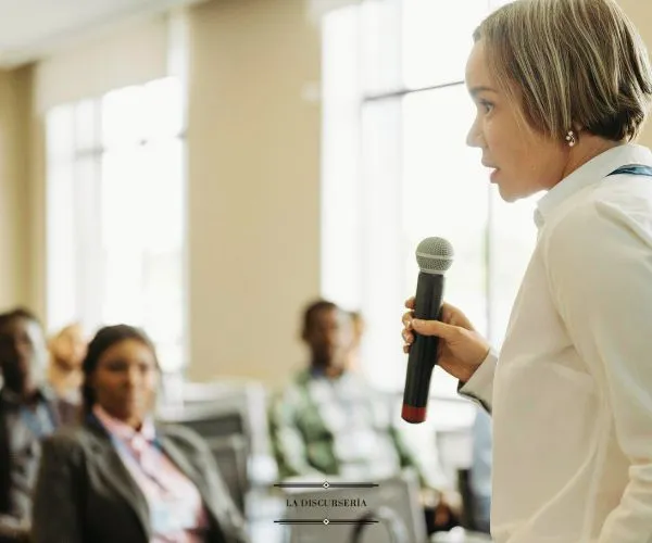 Cómo crear un discurso de despedida corto que emocione e inspire