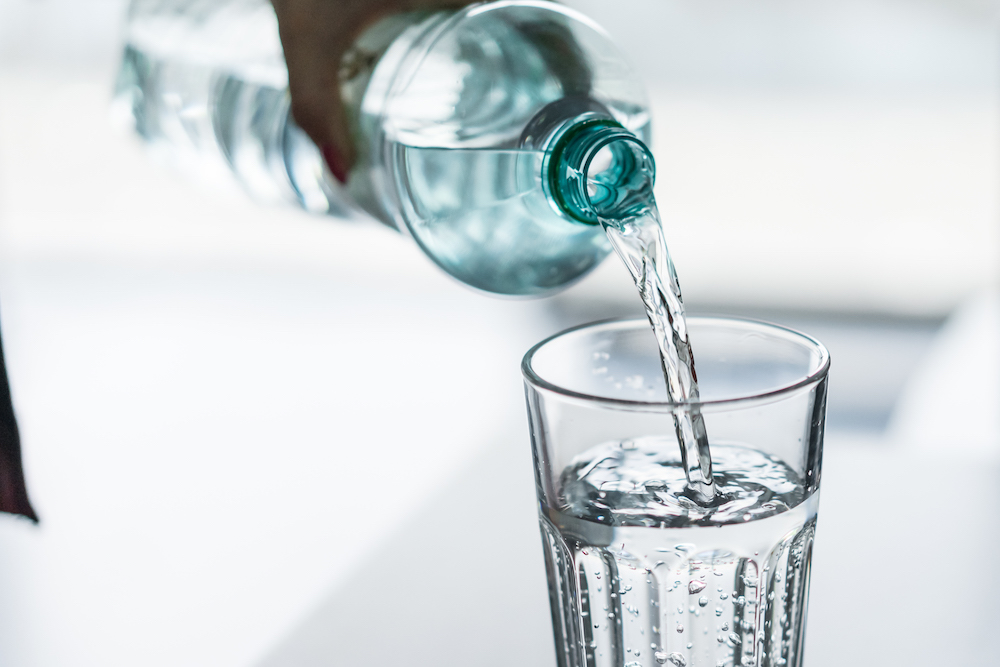 Cómo se mide el agua en salud y qué papel juegan los litros