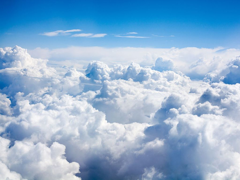 Cual es el misterio detrás de las nubes en un cielo azul