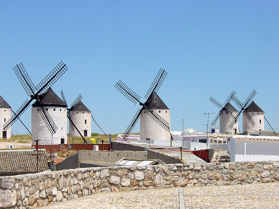 Cuál es el origen y cómo funcionan los molinos de agua y viento