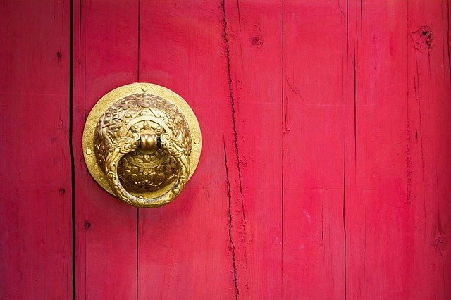 Cuál es el significado, historia y concepto de la aldaba