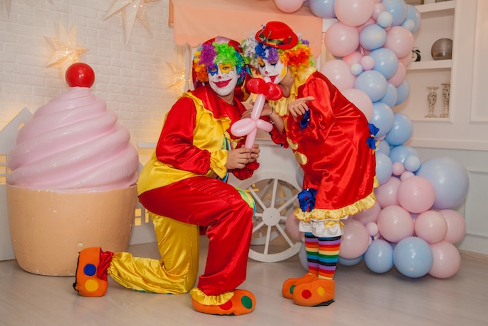 Cuál es la mágica conexión entre los mimos y los clowns