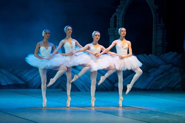 Cuáles son los tipos y la definición esencial de danzas clásicas