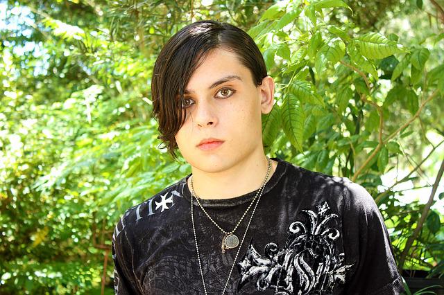 Qué es EMO y cuáles son sus características y tribu urbana