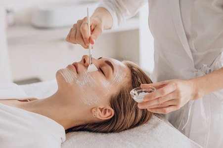 Qué es la cosmetología y cómo beneficia a la piel