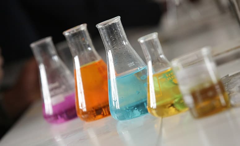 Qué es un disolvente y cuáles son sus usos más importantes