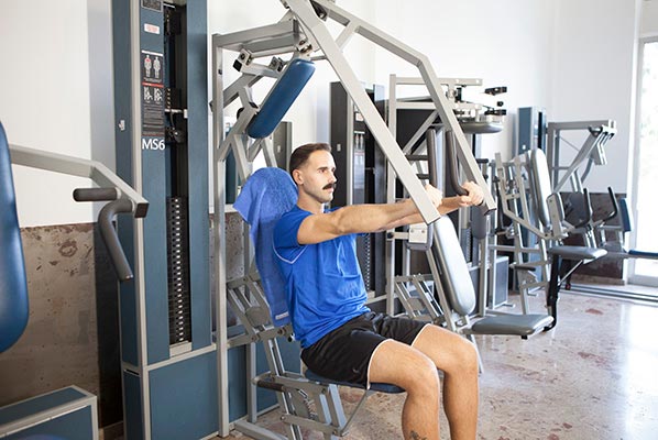 Qué es un gimnasio y cómo contribuye al entrenamiento muscular