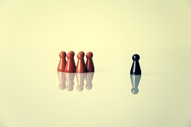 Qué significa excluir y cuáles son sus causas y orígenes