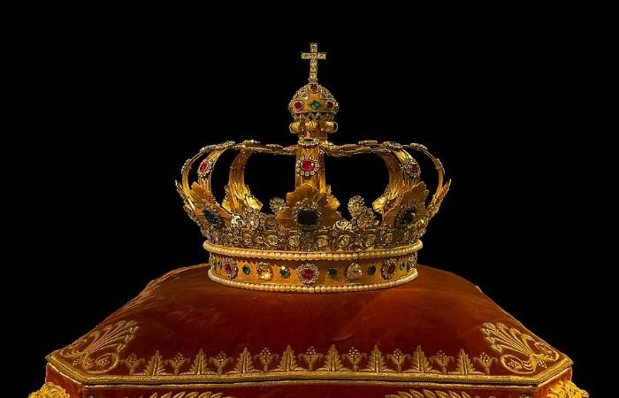 Qué significa la corona y cuáles son sus teorías clave