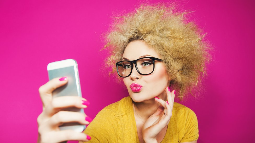 Qué son los selfies, su historia y cómo impactan socialmente
