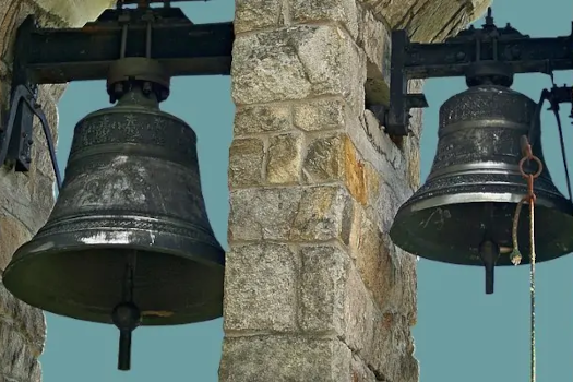 SIGNIFICADO de la CAMPANA: DEFINICIÓN y USOS ESENCIALES