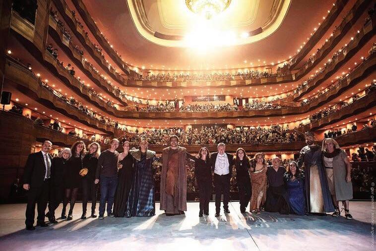 Te atreves a descubrir la magia que un atril aporta al teatro