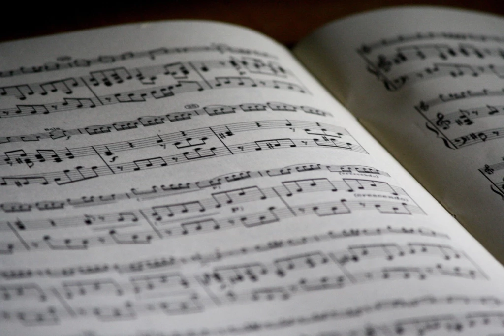 Te gustaría analizar la magia y el arte de la armonía musical