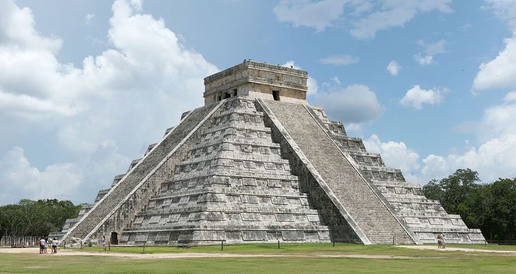 Te gustaría analizar la vida y cultura de los mayas en la selva