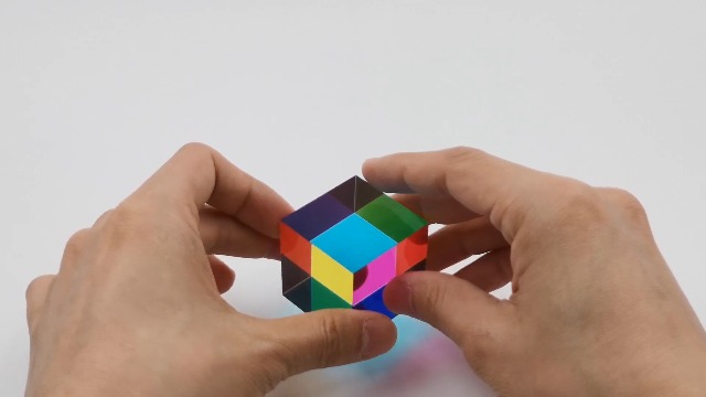 Te gustaría descubrir objetos increíbles en el mundo de los prismas